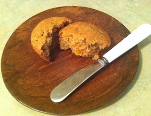 Apricot Muffin with knife 3
